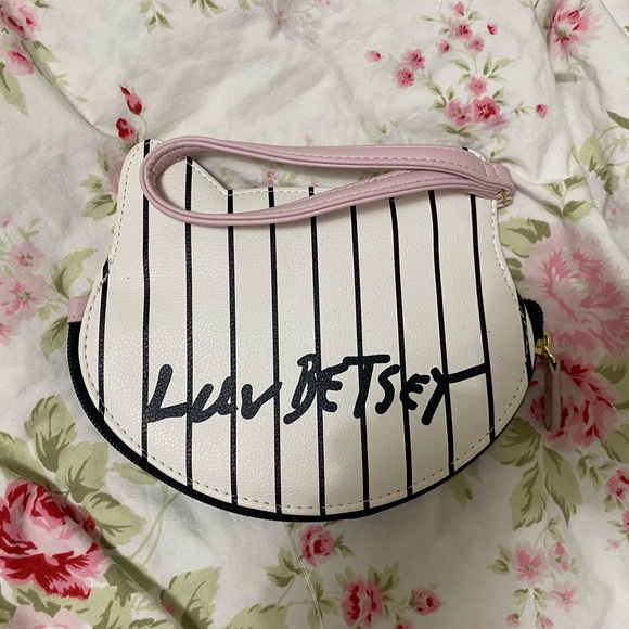Betsey Johnson Kitty clutch. - Picture 3 of 6